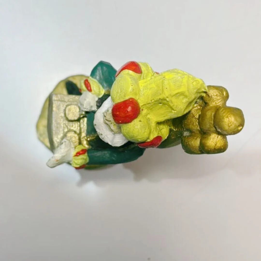 قطعة ديكور رمضانية يجسد شخصية المسحراتي مع طبلة رمضان والهلال بزيّه التقليدي الأخضر والأحمر